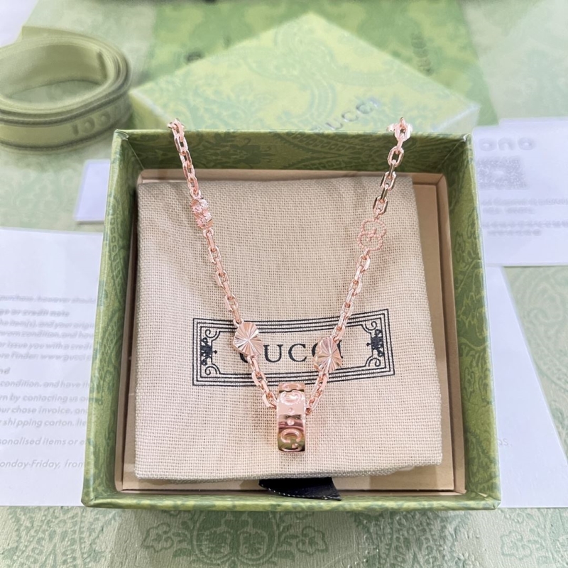 G*u*i necklaces